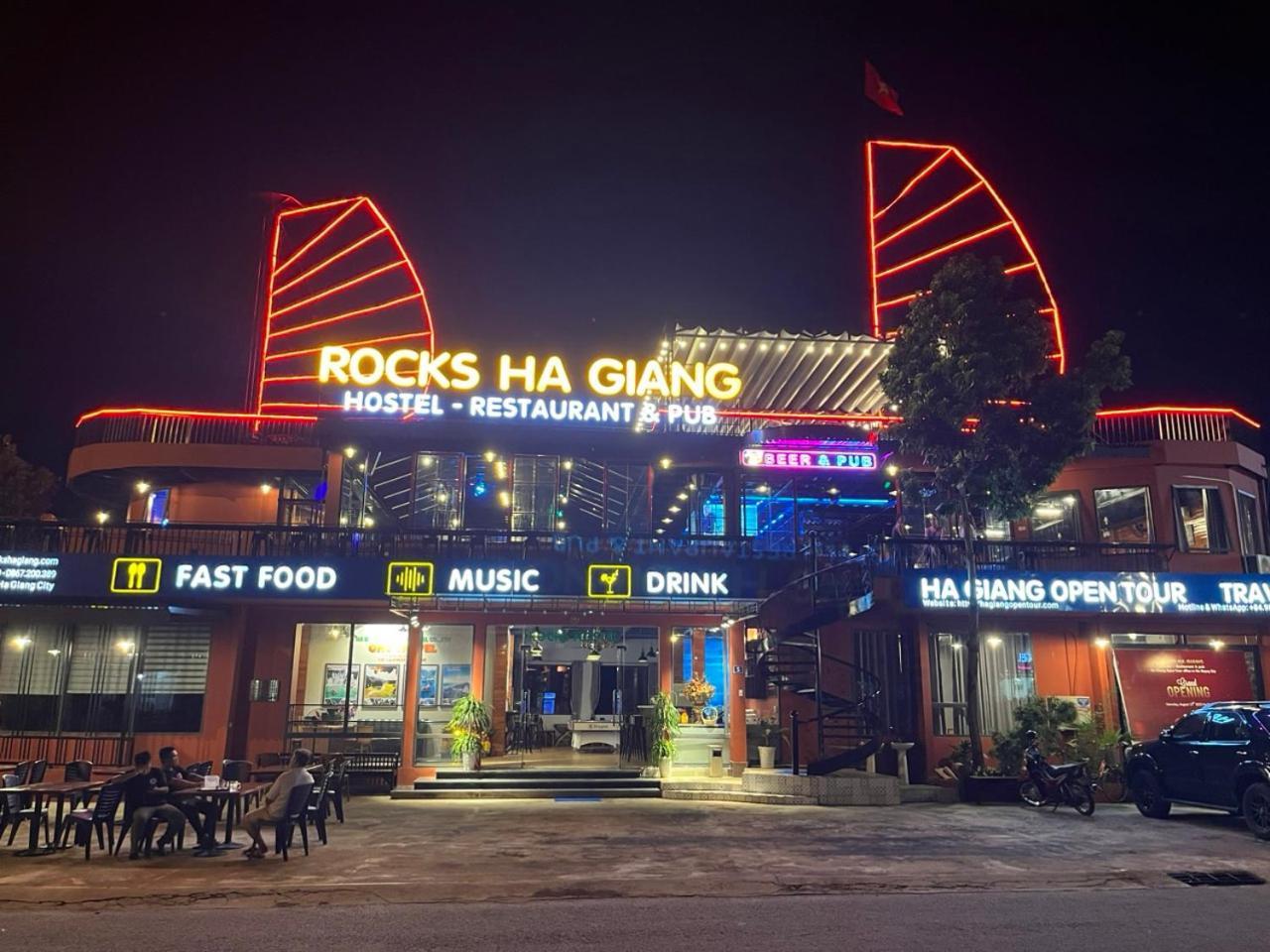 Rocks Ha Giang Hostel & Tour מראה חיצוני תמונה