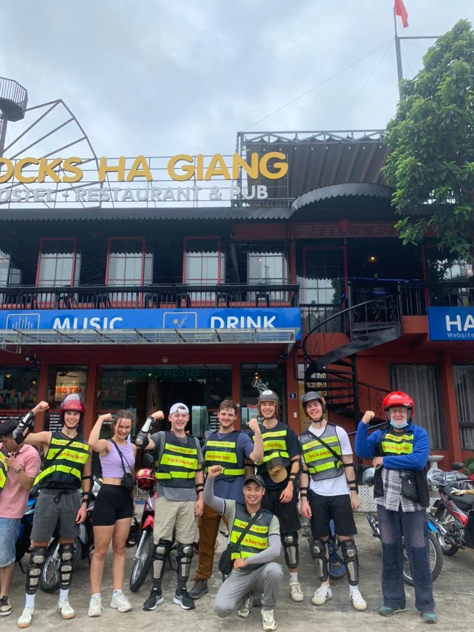 Rocks Ha Giang Hostel & Tour מראה חיצוני תמונה